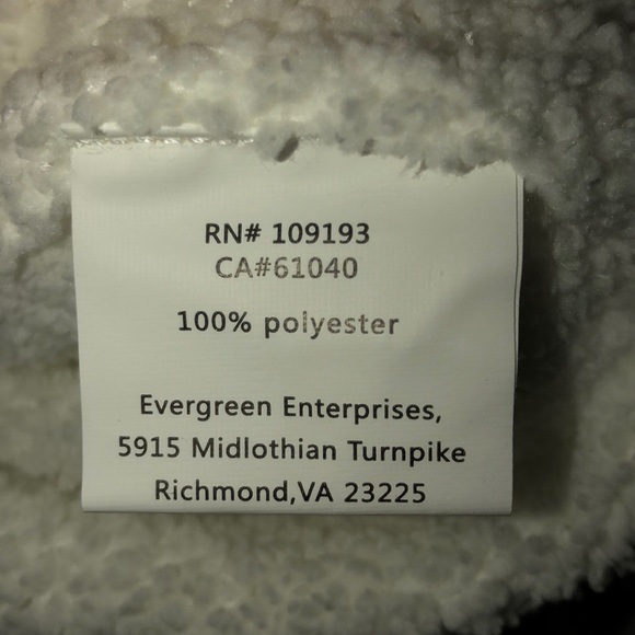 White sweater with button closure and matching hat - Picture 3 of 6